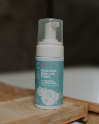 Kdy a jak používat hojivou pěnu s vilínem a třezalkou?🫧 Používejte ji po porodu vždy, když potřebujete zklidnit citlivou...